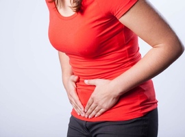 Почему болит живот: 7 возможных причин